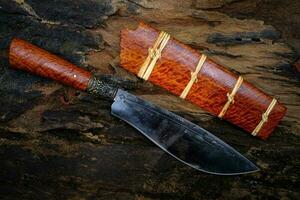 couteau custom ou enep dans le fourreau en bois naturel fait main de thailande photo