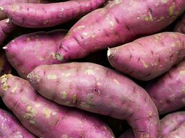 Frais violet patates dans le marché photo