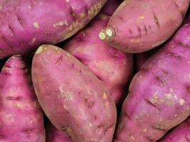 Frais violet patates dans le marché photo
