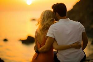 caucasien couple étreindre chaque autre à plage pendant le coucher du soleil photo