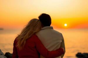 caucasien couple étreindre chaque autre à plage pendant le coucher du soleil photo