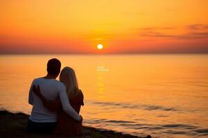 caucasien couple étreindre chaque autre à plage pendant le coucher du soleil photo