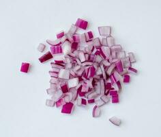 rouge ou violet oignon haché dans petit pièces dans empiler ou pile isolé sur blanc Contexte. rouge oignons coupes photo