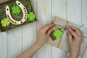 aux femmes mains pack une cadeau pour st. patrick's journée photo