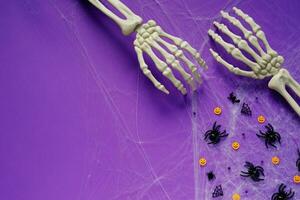 content Halloween bannière maquette, citrouilles, chauves-souris et les araignées sur violet Contexte photo