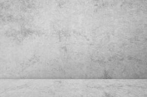 Contexte studio blanc béton mur texture avec ombre sur arrière-plan, vide gris ciment pièce afficher avec rugueux surface sur sol, toile de fond bannière pour cosmétique produit présentation, vente, promotion photo