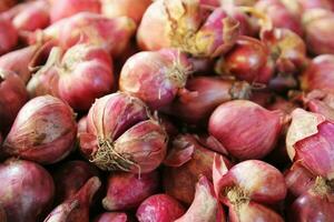 rouge oignons dans traditionnel marchés photo