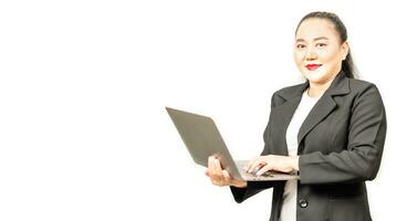 portrait de une content asiatique femme d'affaires souriant et à la recherche à le caméra, travail sur une portable ordinateur et dactylographie sur une clavier, isolé plus de blanc arrière-plan, fermer, copie espace sur la gauche pour conception photo