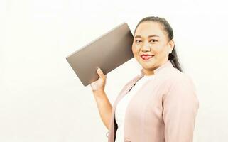 portrait de une content asiatique femme d'affaires souriant et à la recherche à le caméra, en portant sur une portable ordinateur, isolé plus de blanc arrière-plan, fermer, copie espace sur la gauche pour conception ou texte photo