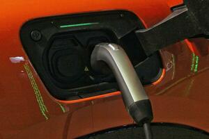 électrique véhicule mise en charge station avec Puissance câble la fourniture branché gare. respectueux de la nature pouvoir. ev mise en charge gare, vert énergie, bleu pouvoir, électrique énergie, La technologie et ev auto. écologie concept photo