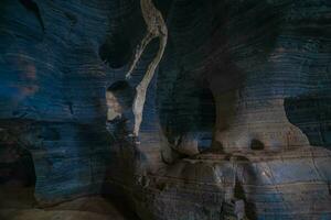 invisible dans Thaïlande, le bleu la grotte Caractéristiques une Naturel bleu marbre Couleur modèle sur ses des murs. photo