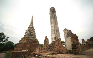 paysage historique parc dans Ayutthaya. le ancien temple cette présente humains est situé dans la Thaïlande Ayuddhaya historique ville. ayutthaya monde patrimoine. photo