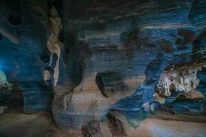 invisible dans Thaïlande, le bleu la grotte Caractéristiques une Naturel bleu marbre Couleur modèle sur ses des murs. photo