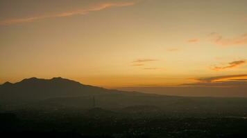 le coucher du soleil vue avec ciel, nuage, Rajabasa Montagne dans Lampung vue de bukit Aslan ou Aslan colline photo