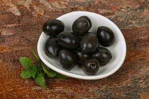olives noires dans le bol photo