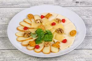 assiette de fromages aux noix photo