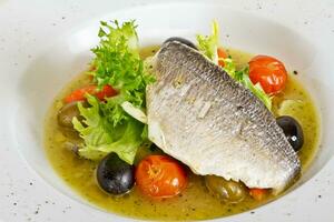 soupe de poisson avec dorade et légumes photo