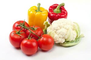 mélanger de Frais des légumes isolé sur blanc photo