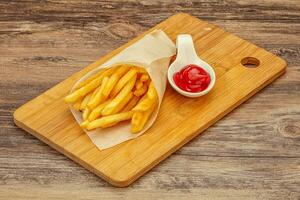 frites à la sauce tomate photo