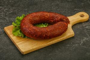 saucisse krakowska sur le plateau photo