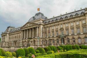 vue sur le palais royal depuis la place des palais dans le centre historique de bruxelles, belgique photo