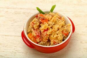 couscous avec Viande dans le bol photo