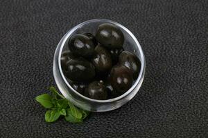 olives noires dans le bol photo