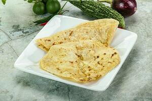 Indien tandori pain - Naan avec fromage photo