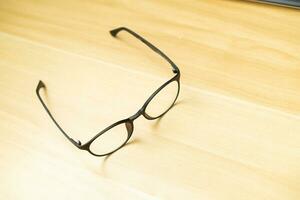 des lunettes sur table photo