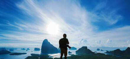 les hommes voyagent photographie sur la montagne. touriste en vacances d'été. paysage belle montagne sur mer au point de vue de samet nangshe. baie de phang nga, voyage en thaïlande, nature aventure de voyage. photo