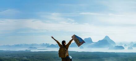 voyageurs, Jeune femmes sont explorant le carte. paysage magnifique Montagne sur mer à Samet nangshe point de vue. phang nga baie ,voyage aventure, Voyage Thaïlande, touristique sur été vacances vacances. photo