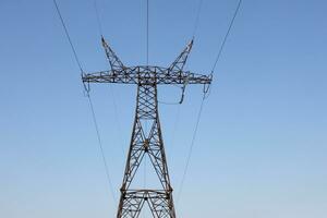 électricité pylône contre bleu ciel dans Ukraine photo