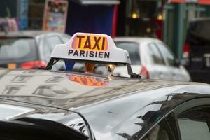 Haut lumière boîte sur Taxi dans Paris photo