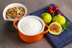 traditionnel fait maison grec Yaourt avec granola photo