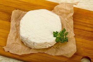 Camembert fromage plus de en bois photo