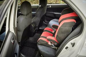 enfant voiture chaise à l'intérieur le auto. ville voiture siège et intérieur photo