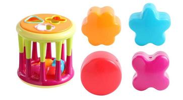 Jouet pour enfants en plastique multicolore isolé sur fond blanc photo