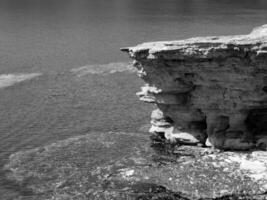 falaises et atlantique océan arrière-plan, rochers et lagune, beauté dans la nature. vacances voyage fond d'écran photo