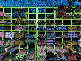 étagères de différents produits métalliques et tubes pvc, tuyau pvc