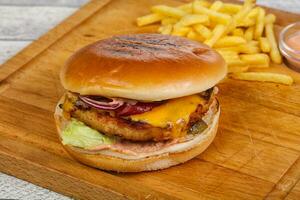 burger au poulet, fromage et oignon rouge photo