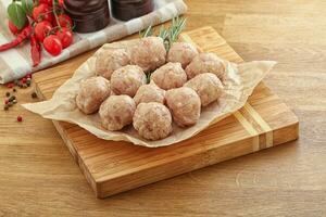 boulettes de poulet cru pour la cuisson photo