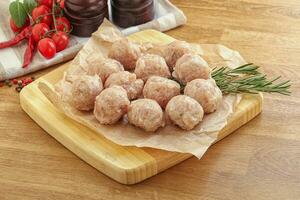 boulettes de poulet cru pour la cuisson photo