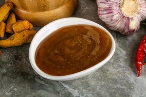 Indien curry sauce dans le bol photo