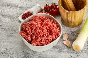 haché du boeuf Viande dans le bol photo