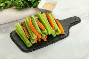 végétalien cuisine - diététique céleri et carotte tiques photo
