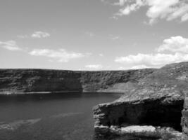 falaises et le atlantique océan arrière-plan, rochers et lagune, beauté dans la nature. vacances voyage fond d'écran photo