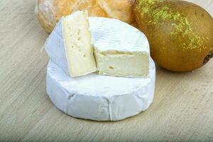 Brie fromage sur en bois Contexte photo