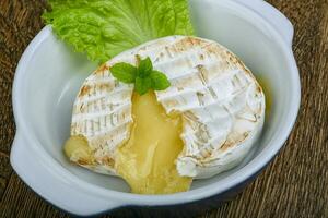 rôti Camembert sur en bois Contexte photo