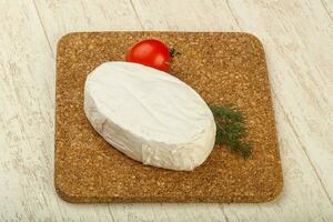 Fromage camembert sur fond de bois photo