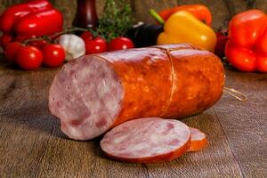 saucisses de porc sur bois photo